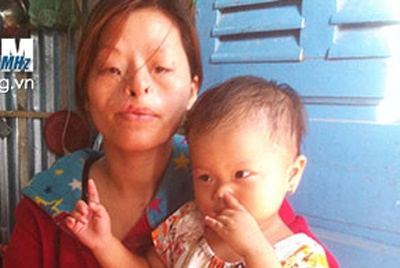 Con re dam chet me vo roi tu sat hinh anh