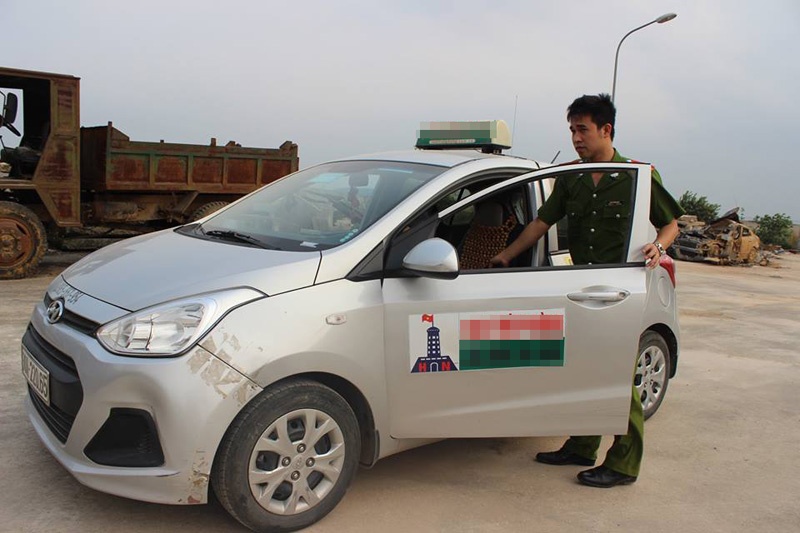 Chiếc taxi bị đánh cắp. Ảnh: V.Đ.
