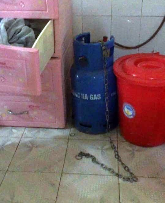 Nghi an be trai 9 tuoi bi bo va di ghe bao hanh hinh anh