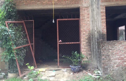 Thi the nam sinh phan huy trong ngoi nha hoang hinh anh