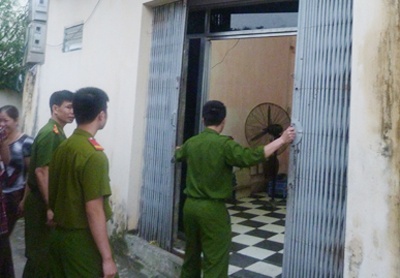 Noi dien vao cua sat de can cong an lam nhiem vu hinh anh