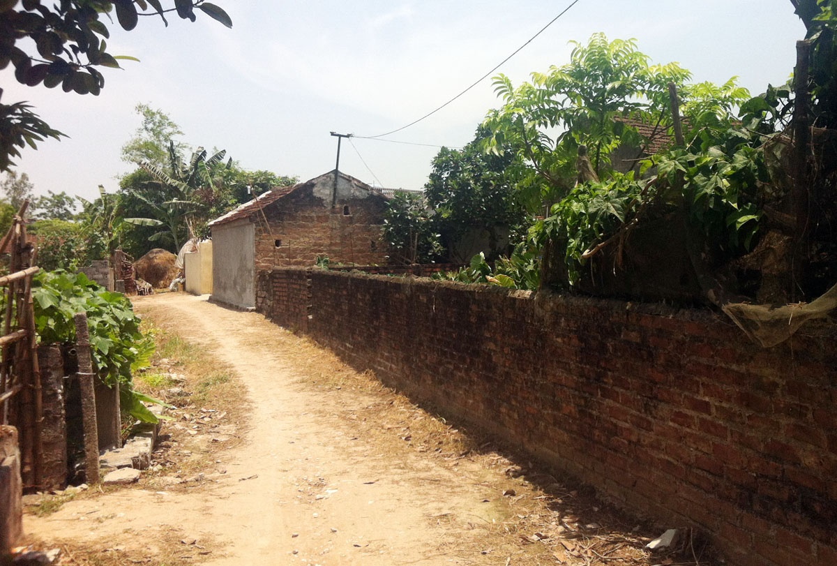 Nhà Thi nằm ở cuối làng, đường vào lắt léo. Ảnh: Việt Đức.