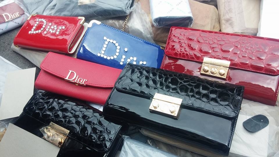 Canh sat dot kich xuong lam tui, vi Louis Vuitton gia hinh anh