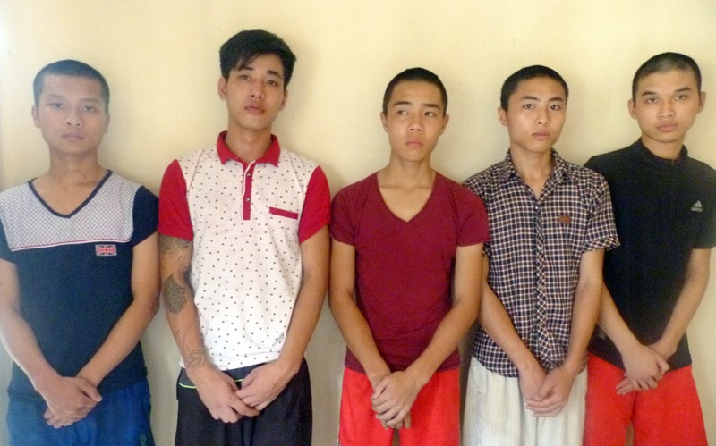 5 thanh niên bị tạm giữ. Ảnh: V.Đ.