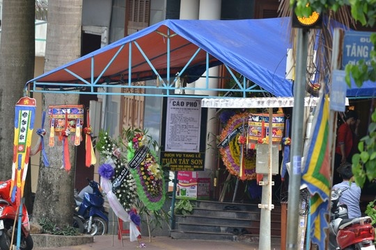 Vo mot dai gia tu tu trong khach san hinh anh