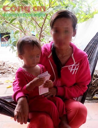 Mị cùng con gái bán vé số mưu sinh.