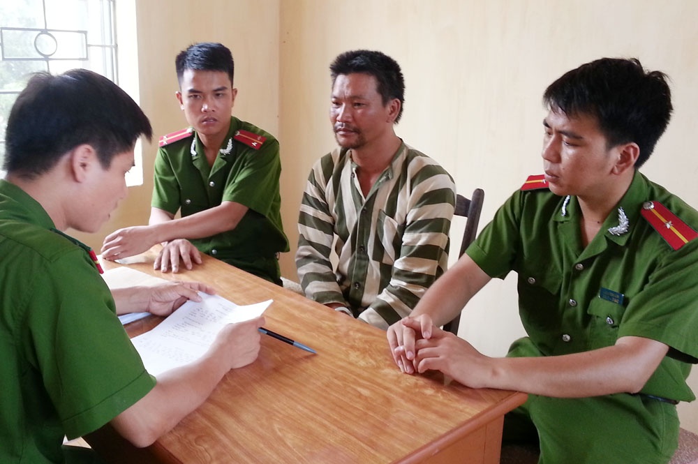 Dù ở trong trại giam nhưng Dũng luôn được theo sát bởi 2 cán bộ, phòng anh ta tự sát. Ảnh: Việt Đức.