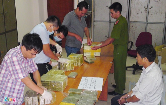 Cảnh sát giám định 106 bánh heroin thu giữ. Ảnh: Việt Đức.