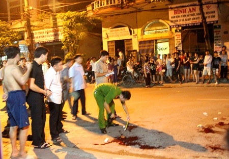 Bang giang ho chem doi thu o quan nhau dem hinh anh