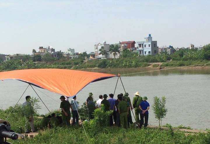 Cảnh sát khám nghiệm hiện trường. Ảnh: Ninh Hải.