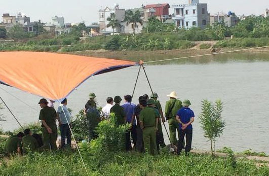 Thi the co nhieu thuong tich noi tren song hinh anh