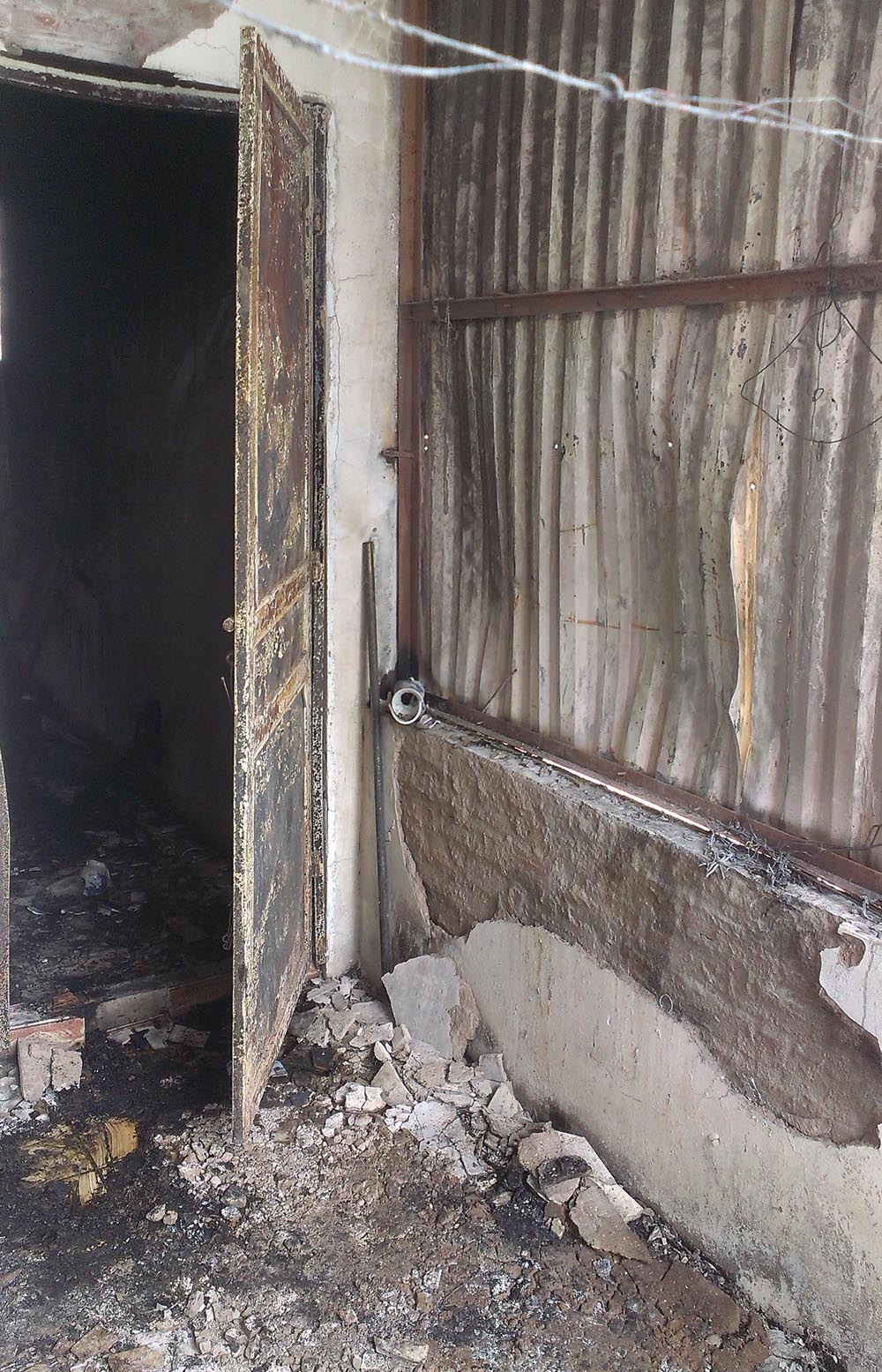 Cửa tum ra sân thượng đã được mở nhưng các nạn nhân không kịp thoát thân. Ảnh: Việt Đức.