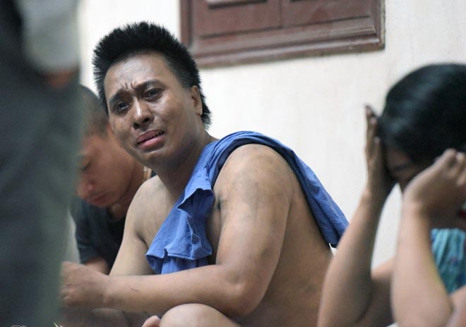 'Nhin thay thi the 4 nan nhan, chung toi bat khoc' hinh anh