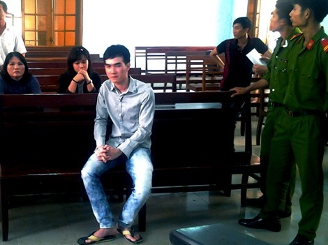 Bị cáo Hùng chờ nghe tòa tuyên án.