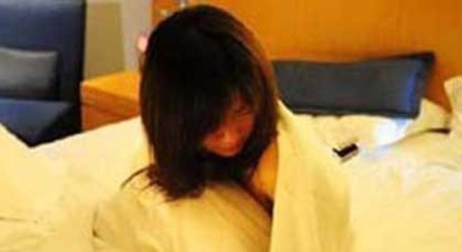 Chong bat qua tang vo vao nha nghi voi nguoi tinh hinh anh