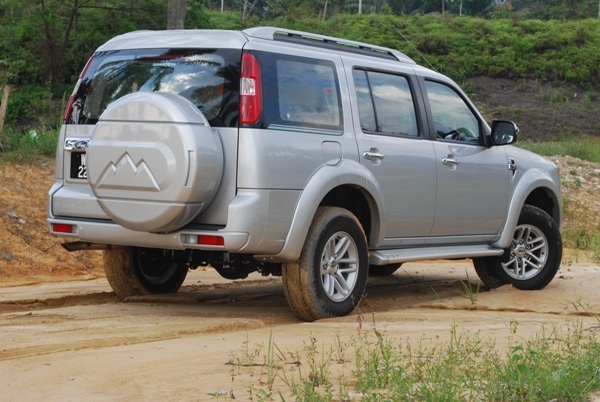 Chiec xe Ford Everest bien mat cung 'nguoi dep' hinh anh