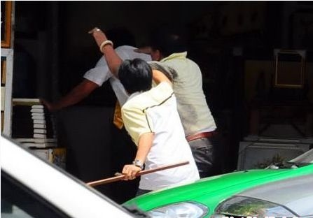 Vac dao chem chu ruot vi bi noi xau sau lung hinh anh