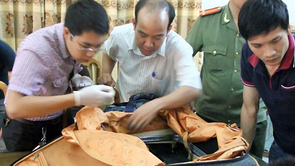 Lực lượng chức năng đang khám xét hành lý khi phát hiện một vụ vận chuyển ma túy qua đường  hàng không tại cửa khẩu quốc tế Nội Bài, Hà Nội