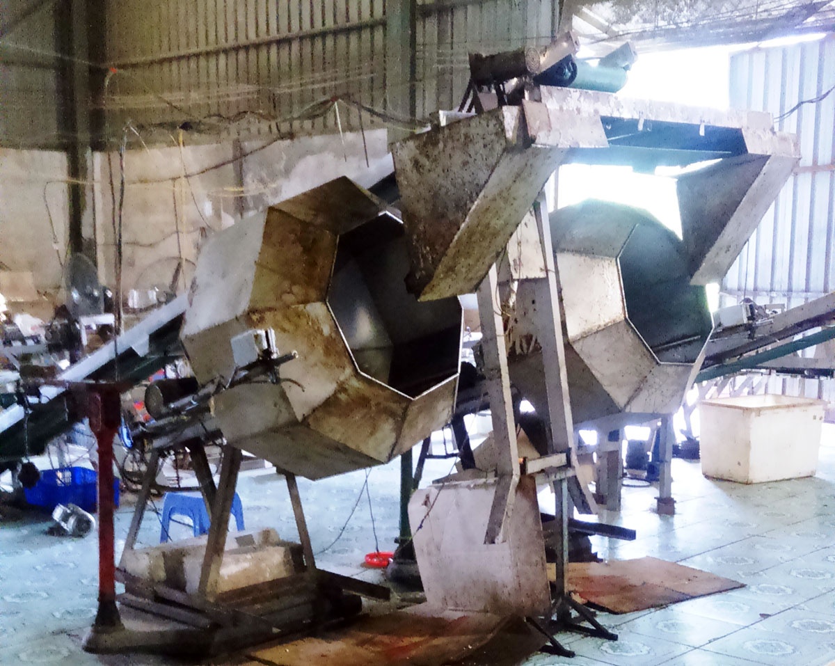 Máy móc chế biến bim bim trong cơ sở. Ảnh: Cơ quan công an cung cấp.