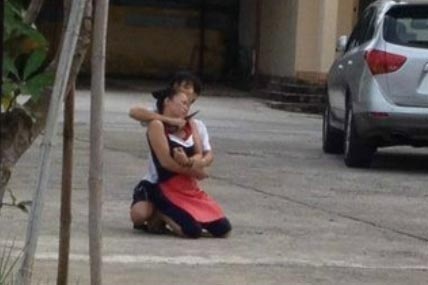 Nu xe om gat dao, can ten cuop nguoi nuoc ngoai hinh anh
