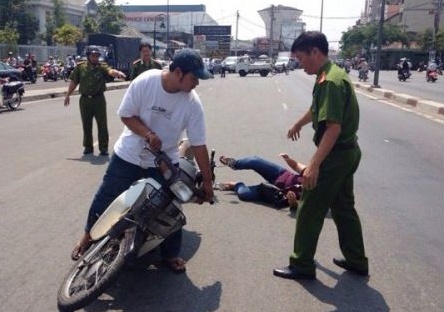 Cuop danh nu xe om ngat giua duong hinh anh