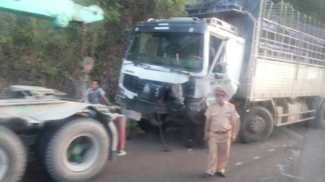 Xe dau keo tong truc dien xe tai, quoc lo 19 ket cung hinh anh