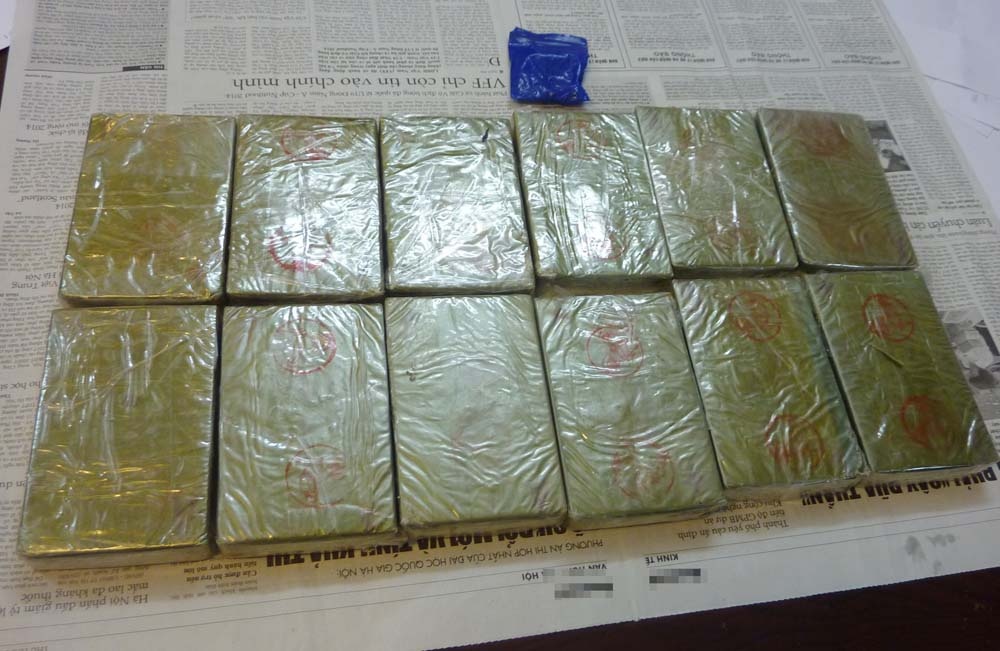 12 bánh heroin cùng ma túy tổng hợp bị thu giữ. Ảnh: Cơ quan công an cung cấp.