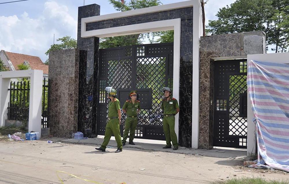 Thông tin ban đầu cho thấy vào khoảng 6g sáng cùng ngày, khi các công nhân đến làm việc tại xưởng chế biến gỗ Quốc Anh ở ấp 1, xã Minh Hưng, huyện Chơn Thành (Bình Phước) làm việc thì tá hỏa khi phát hiện tất cả những người thân trong gia đình vợ chồng ông chủ xưởng gỗ là Lê Văn Mỹ (47 tuổi) và bà Nguyễn Lê Thị Ánh Ngọc đều bị giết chết.