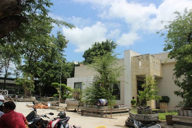 Tại hiện trường, ông Mỹ, bà Ngọc cùng 3 người khác chết trong nhà. Cách xa đó ngoài hàng rào là xác một cháu bé khoảng 16 tuổi (cháu ông Mỹ) đã chết trong tình trạng bị cắt cổ 