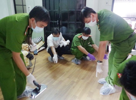 Nhiều phương tiện, máy móc thu thập chứng cứ được mang tới hiện trường.