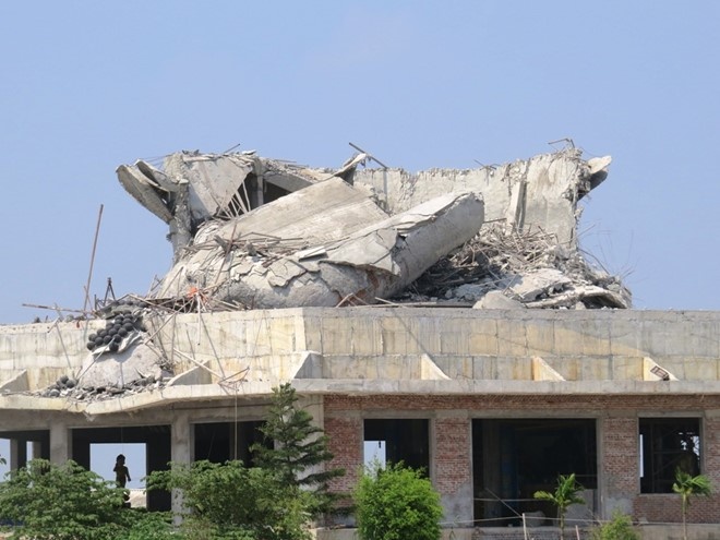 Can canh buc tuong Phat khong lo chua xay xong da sap hinh anh