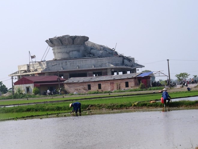 kiểm tra thực tế hiện trường vụ việc, đoàn kiểm tra của Sở xây dựng Thái Bình và UBND huyện Quỳnh Phụ đưa ra nhận định: Phần mái chùa được gia cố yếu, sử dụng sắt thép nhỏ nên không chịu được sức nặng của bức tượng trăm tấm. Phần đầu tượng quá nặng, trong khi đó phần chân tượng không được gia cố nên sau khi trần chùa bị sụt khiến cho bức tượng nghiêng, đổ sập xuống đất. 