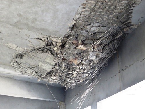 Phần nóc nhà bát giác thờ tượng Phật bị sụp, lộ ra những mảng lưới thép mỏng manh