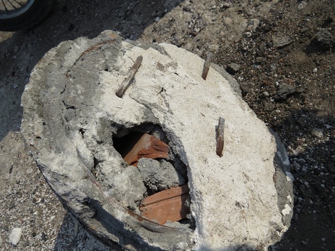 Mỗi lọn tóc tượng phật nặng khoảng 30 kg nhưng chỉ có 3 thanh sắt cắm vào phần đầu tượng. (Phần đầu tượng có hàng trăm mảng bê tông lọn tóc)