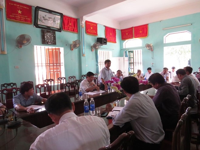 Đoàn công tác Sở Xây dựng Hải Phòng và UBND huyện Quỳnh Phụ họp bàn sau khi kiểm tra công trình tượng phật bị đổ