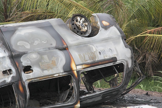 Cùng đi trên xe cấp cứu có điều dưỡng Trần Thị Mỹ Nhân, cha và bà nội bệnh nhi.