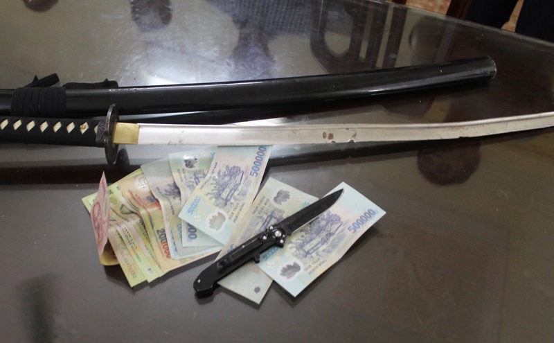 Canh sat hinh su bat bang tran tien o ben xe hinh anh