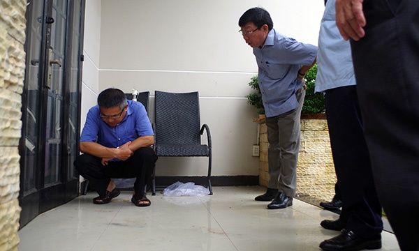 Cục trưởng Cục Cảnh sát hình sự (Bộ Công an) và Phó vụ trưởng Vụ trật tự xã hội VKSND Tối cao đến kiểm tra hiện trường vụ thảm sát, chỉ đạo phá án.