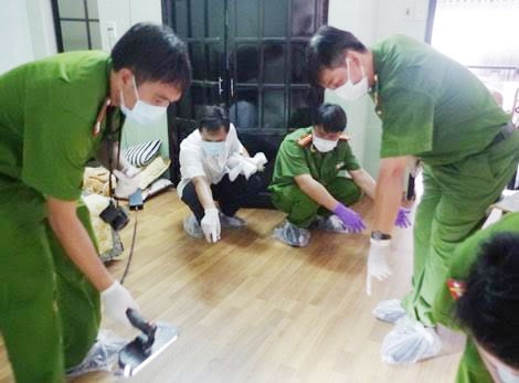 Cảnh sát phong tỏa căn biệt thự ngày thứ 2 để khám nghiệm các dấu vết tại hiện trường.
