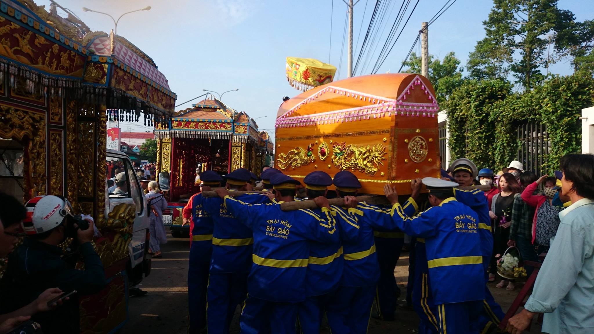 Sáng 11/7, 6 nạn nhân trong vụ thảm án được người thân đưa về nghĩa trang Hoa Viên (Bình Dương) để an táng. Ảnh: Tuổi trẻ.