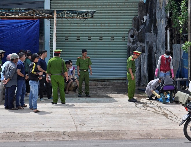 Phạm vi khám nghiệm hiện trường được mở rộng ra xung quanh khu biệt thự. Từng ngóc ngách, chi tiết nhỏ được cảnh sát rà soát, thu mẫu tỉ mỉ.  