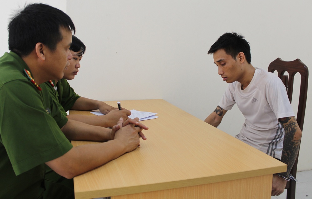 Ba nguoi bi ban guc truoc hieu sach trong dem hinh anh