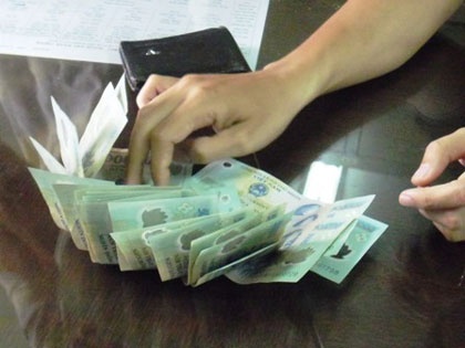 Cong an vien an chan tien vay von cua nguoi ngheo hinh anh