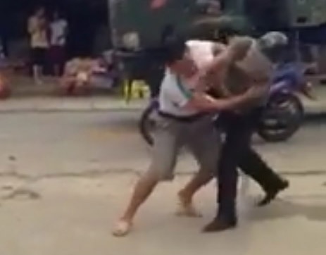 Clip Cong an huyen xo xat voi tai xe xe tai hinh anh