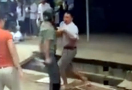 Can bo cong an rut dao xo xat voi tai xe xe tai hinh anh