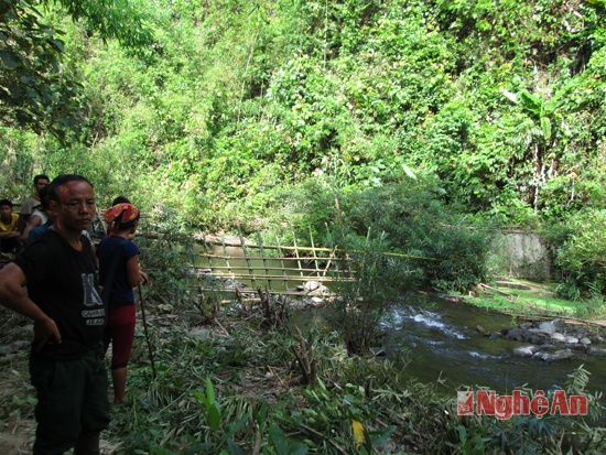 Anh Thọ là con duy nhất của bà Dương và ông Lo Văn Bình (70 tuổi), gia đình nghèo khó nhất bản. Một năm trước, anh Thọ xây dựng gia đình với chị Yến trú cùng bản. Dù chưa kết hôn nhưng thiếu phụ này đã được xem như con dâu trong nhà.