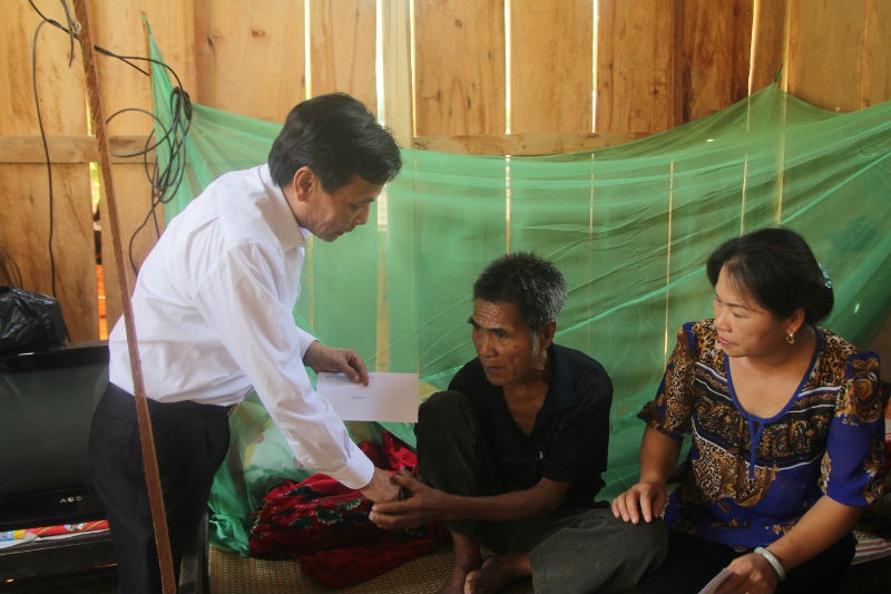 Chính quyền địa phương thăm hỏi ông Bình, người sống sót duy nhất trong gia đình xấu số. Ảnh: Vietnamnet.