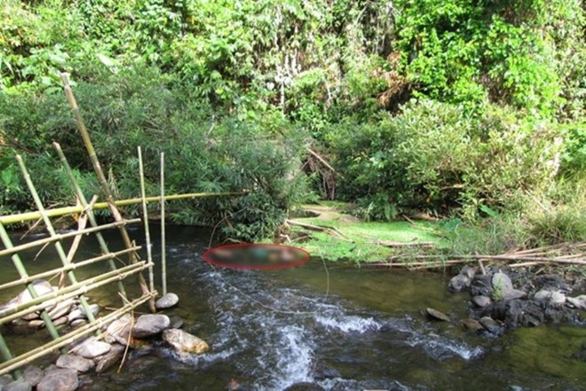 Xuôi theo dòng suối khoảng 30 m là thi thể chị Lê Thị Yến (33 tuổi, vợ anh Thọ) nằm sấp với 3 vết chém ở cổ. Trên lưng thiếu phụ đang địu con trai 8 tháng tuổi cũng đã tử vong. 