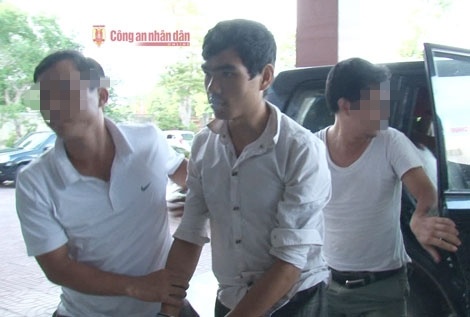 Các trinh sát dẫn giải Vi Văn Hai về trụ sở Cơ quan CSĐT Công an tỉnh Nghệ An.