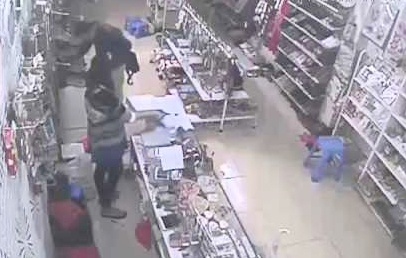 Hai phu nu boc tem tu an ninh, danh cap do sieu thi hinh anh